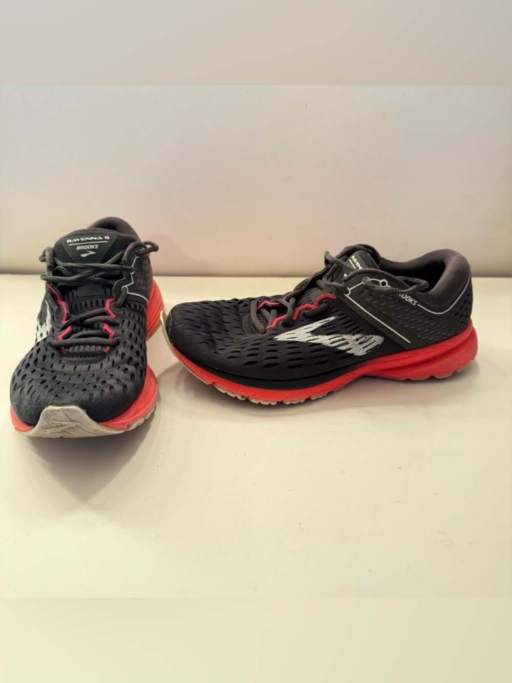 Brooks Ravenna 9 Womens Size Ebony/Diva Pink Walking Jogging Running Shoes